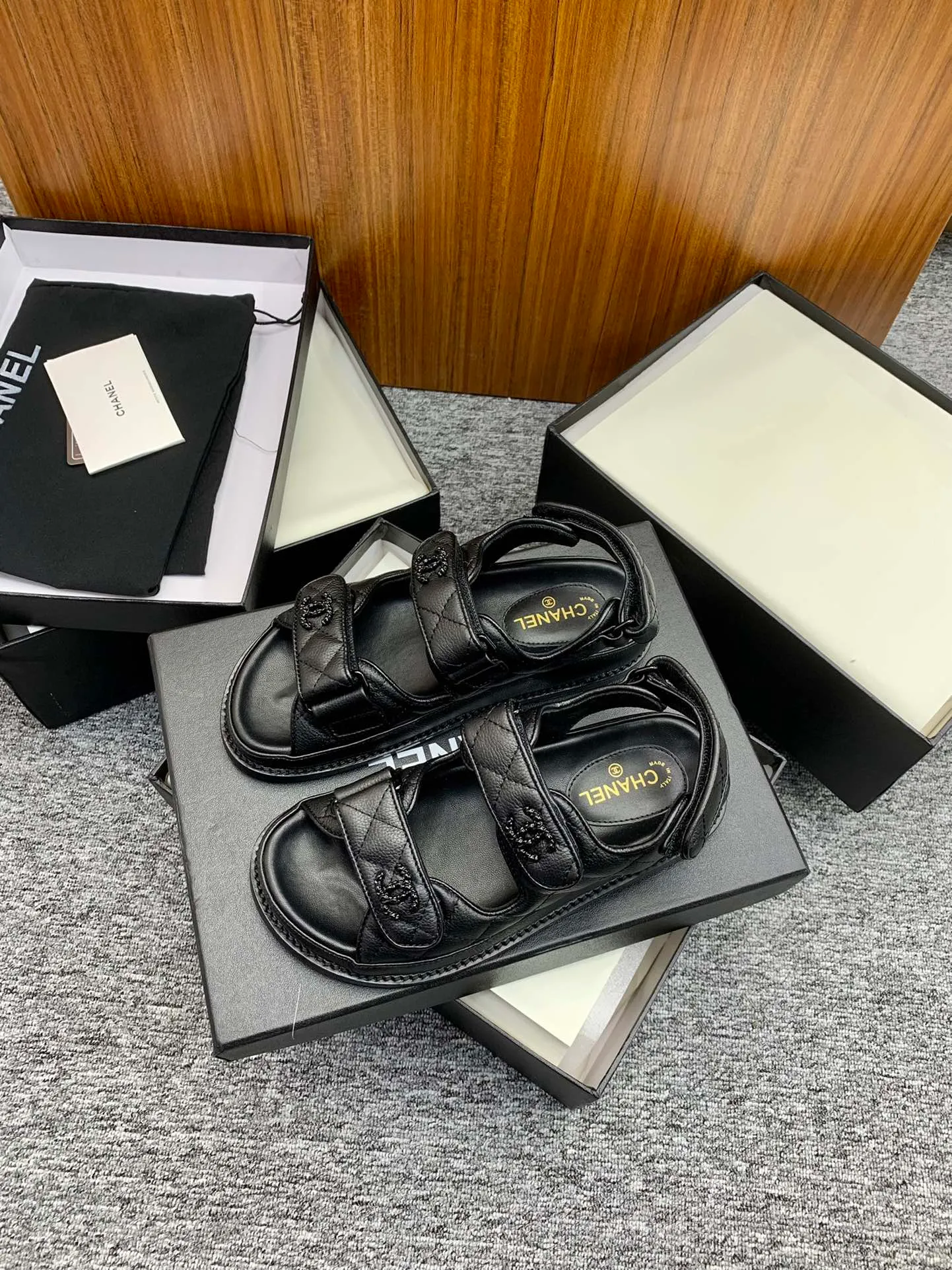👟👟Ex-factory price 480👟👟 👑Crown👑Top purchasing version✈️ CHANEL Xiaoxiang 2022 spring and summer latest season double C Velcro casual sandals! Summer beach sandals 🏖️! A sandal that is super comfortable on your feet! A must-have classic! ✊Adhere to the original 1:1 mold customization! Feel free to compare! Give you a genuine foot feel! The first choice for high-end customers to purchase ❤️ [Material] 👑 Fabric: Original customized pebbled cowhide/satin buckle 👑 Lining: Original imported water-dyed sheepskin 👑 Outsole: Original open-molded genuine leather outsole [Number of yards] 35-41 (⚠️34/41 needs to be customized, non-refundable and non-exchangeable) [Packaging] 🎁Configured with original packaging
